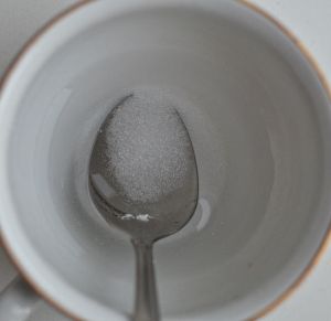 Моногідрат при розмішуванні не розчиняється у воді, а розчиняється лише при додаванні кислоти або в гарячій воді.